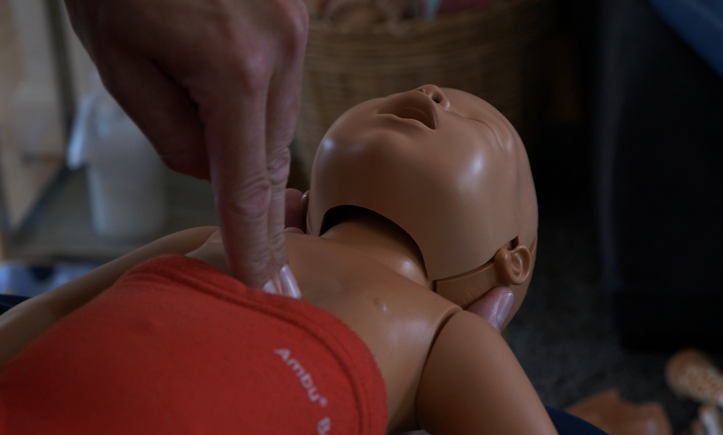 Tag et førstehjælpskursus og bliv i stand til at yde førstehjælp, hvis dit barn får noget galt i halsen