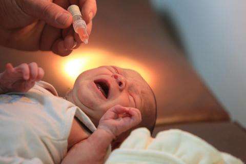 15 dage gammel Limar (pige) får polio vaccine i Damaskus