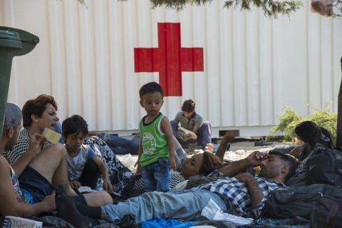 Flygtninge hviler sig på jorden på vej mod Europa. Hjælp flygtninge herhjemme eller ude i verden