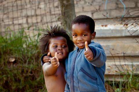 To drenge i afrika holder om hinanden
