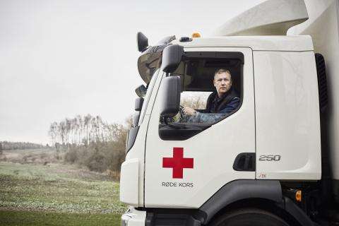 Mand i en Røde Kors lastbil