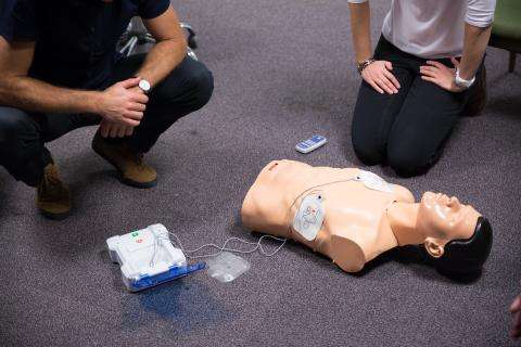 Øvelse i at bruge hjertestarter (AED) på dukke på førstehjælpskursus til kørekort