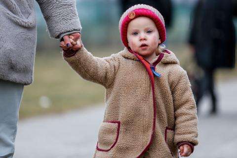 Barn i Ukraine på flugt med sin mor