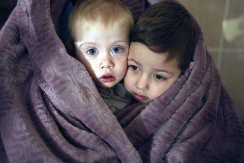 Børn i Ukraine er pakket ind i tæpper for beskyttelse.
