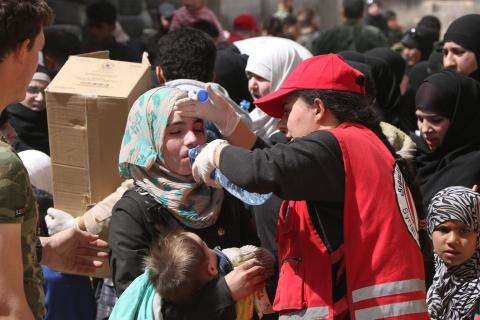 Syrien IFRC hjælper en kvinde med vand