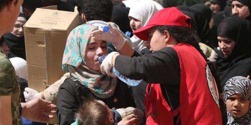 Syrien IFRC hjælper en kvinde med vand
