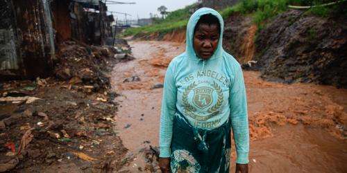 oversvømmelse i Kenya dame 