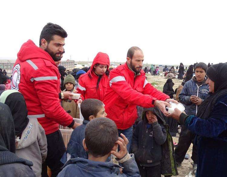 Syrisk Røde Halvmåne uddeler mad til familier i Al Hol-lejren