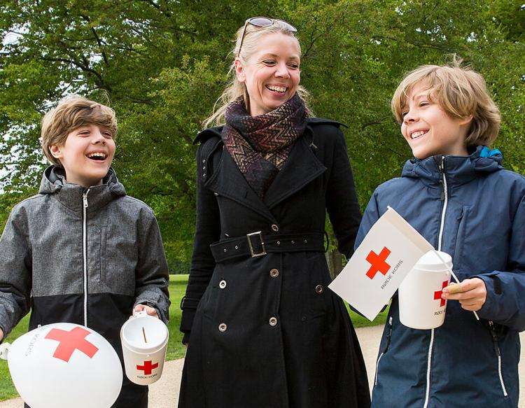 Mor og sønner samler ind til Røde Kors' landsindsamling