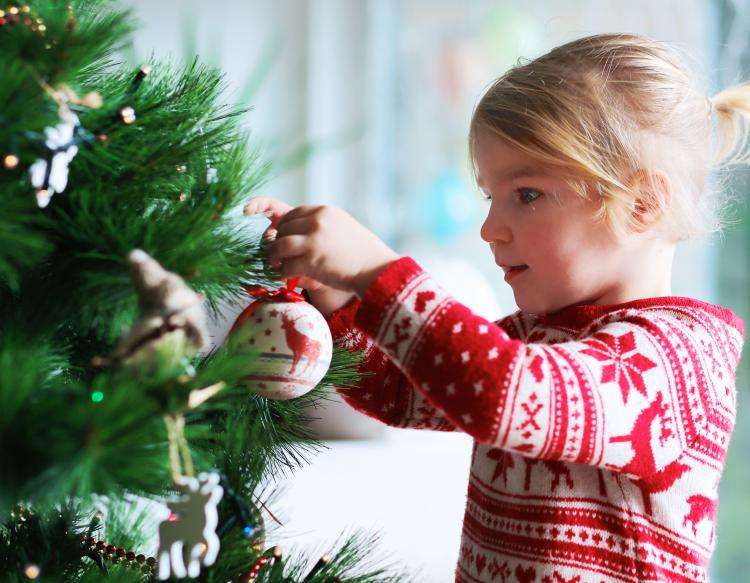 Pige pynter juletræ