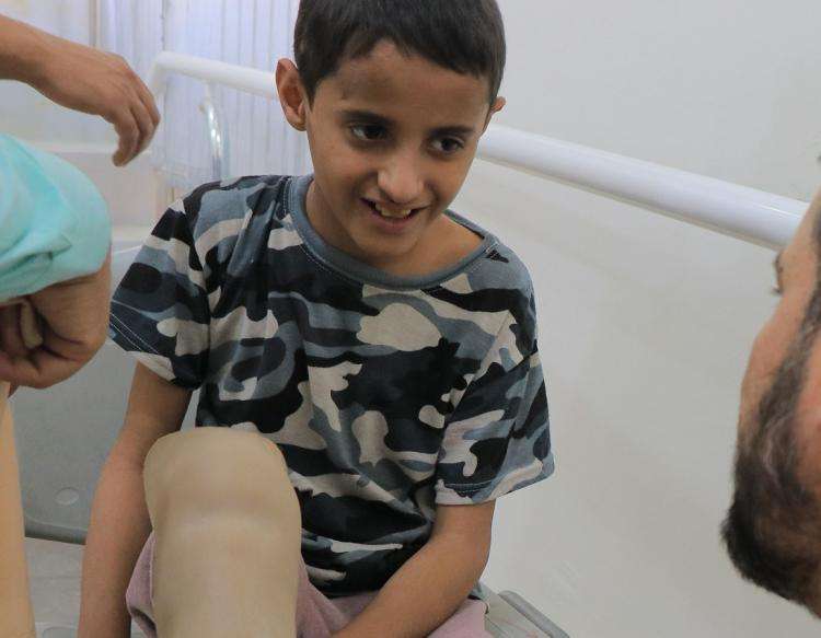 14-årige Qaid har fået ny benprotese efter at have trådt på en granat.