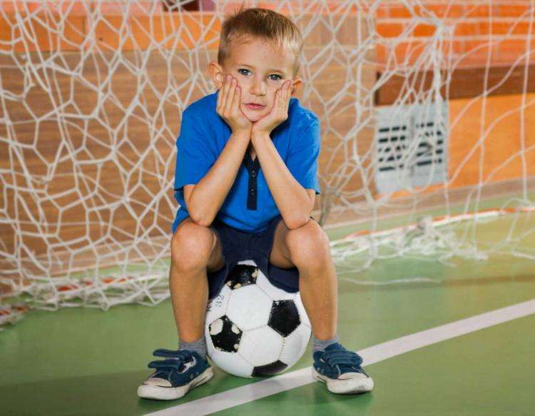 Dreng med fodbold