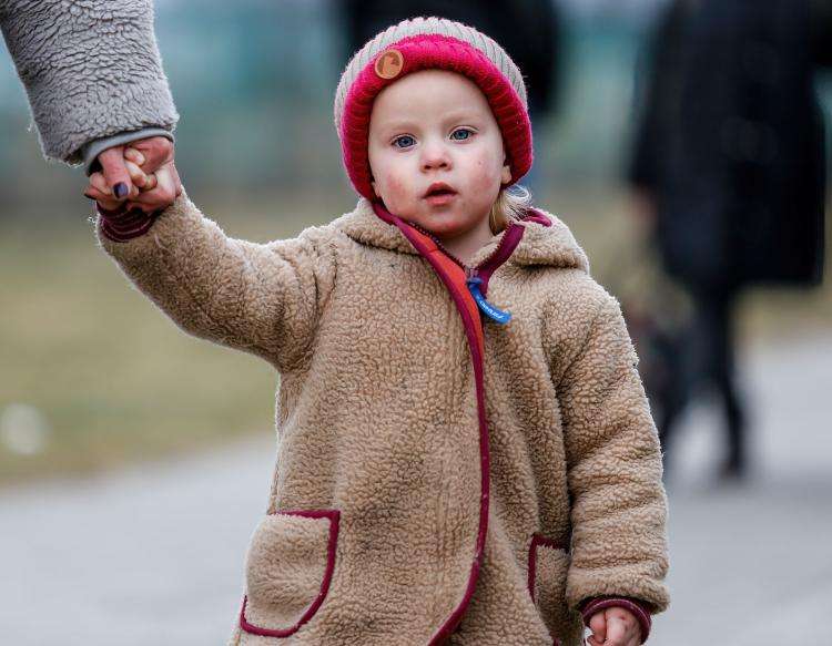 Barn i Ukraine på flugt med sin mor