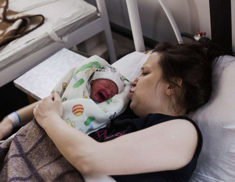 Nyfødt baby og hans mor på et hospital i Ukraine