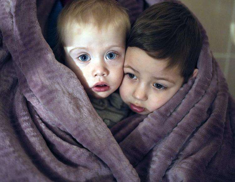 Børn i Ukraine er pakket ind i tæpper for beskyttelse.