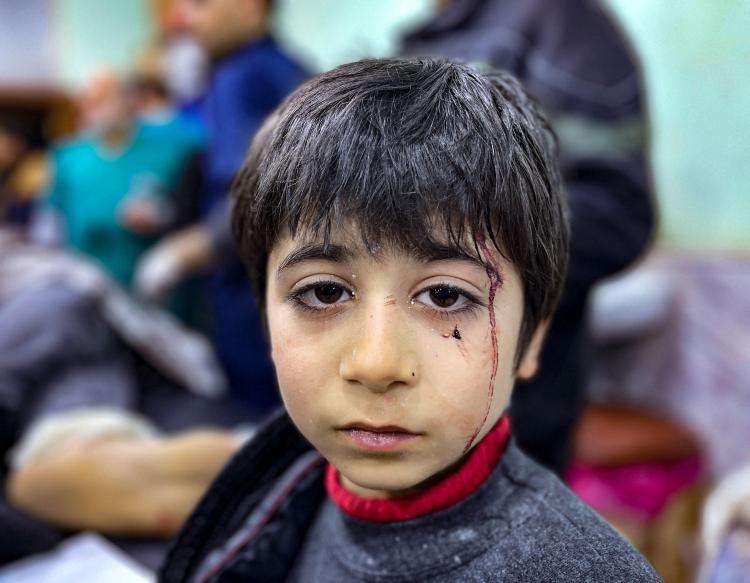 Dreng reddet ud af murbrokkerne efter voldsomt jordskælv, der ramte Tyrkiet og Syrien.