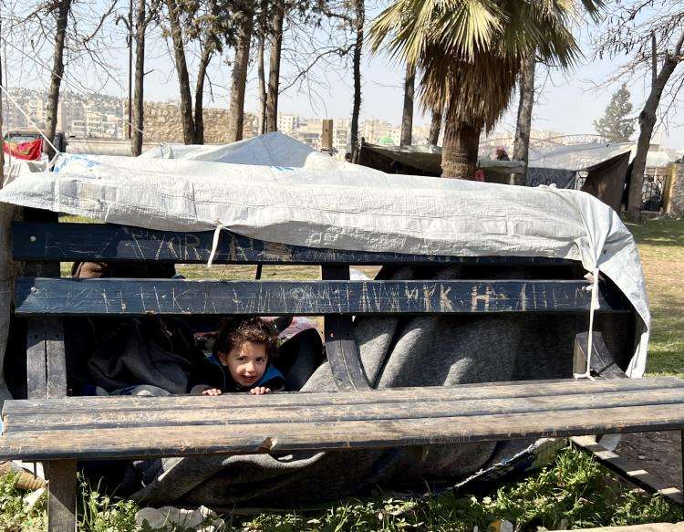 Aisha fra Syrien sover under en bænk